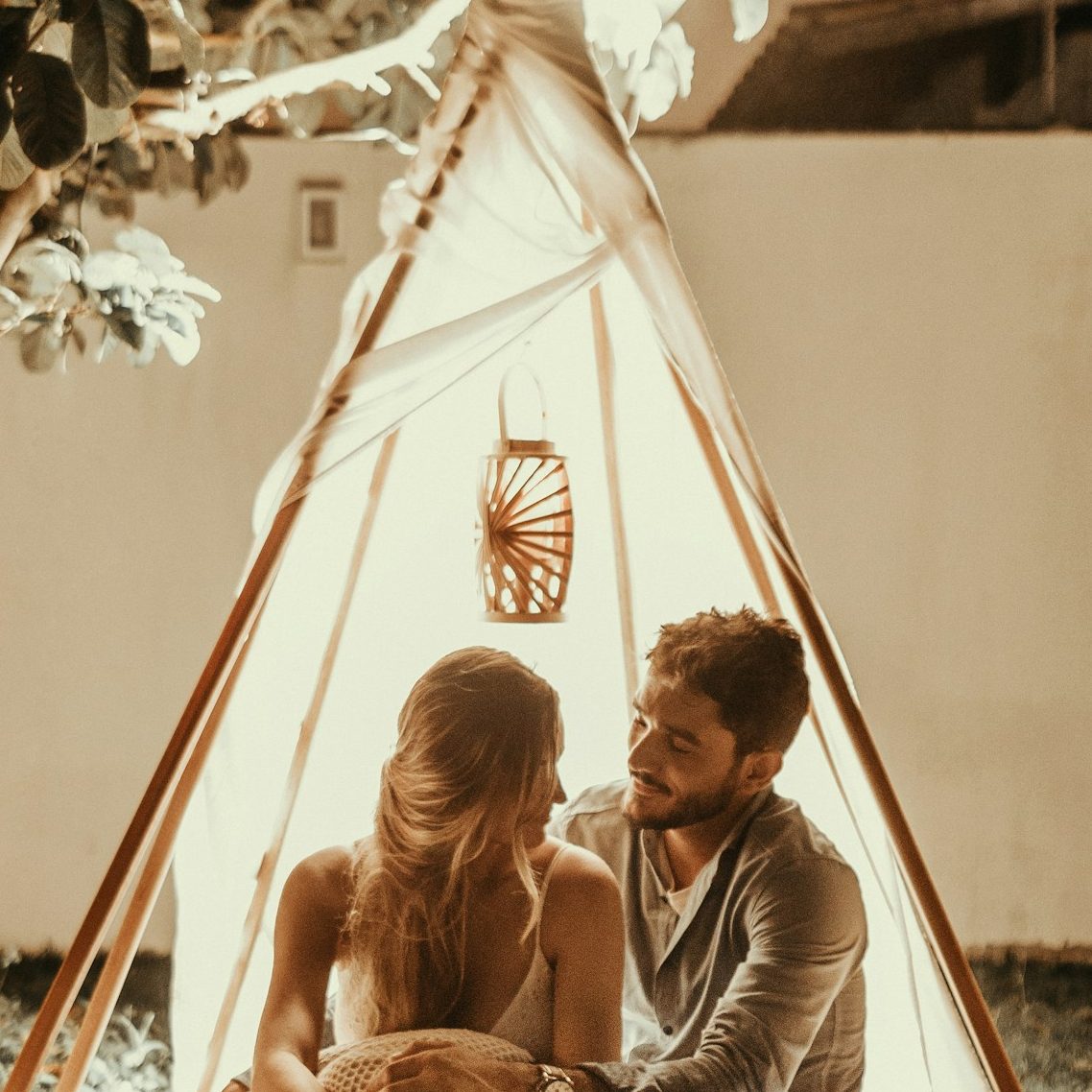 Des amoureux se regardent tendrement